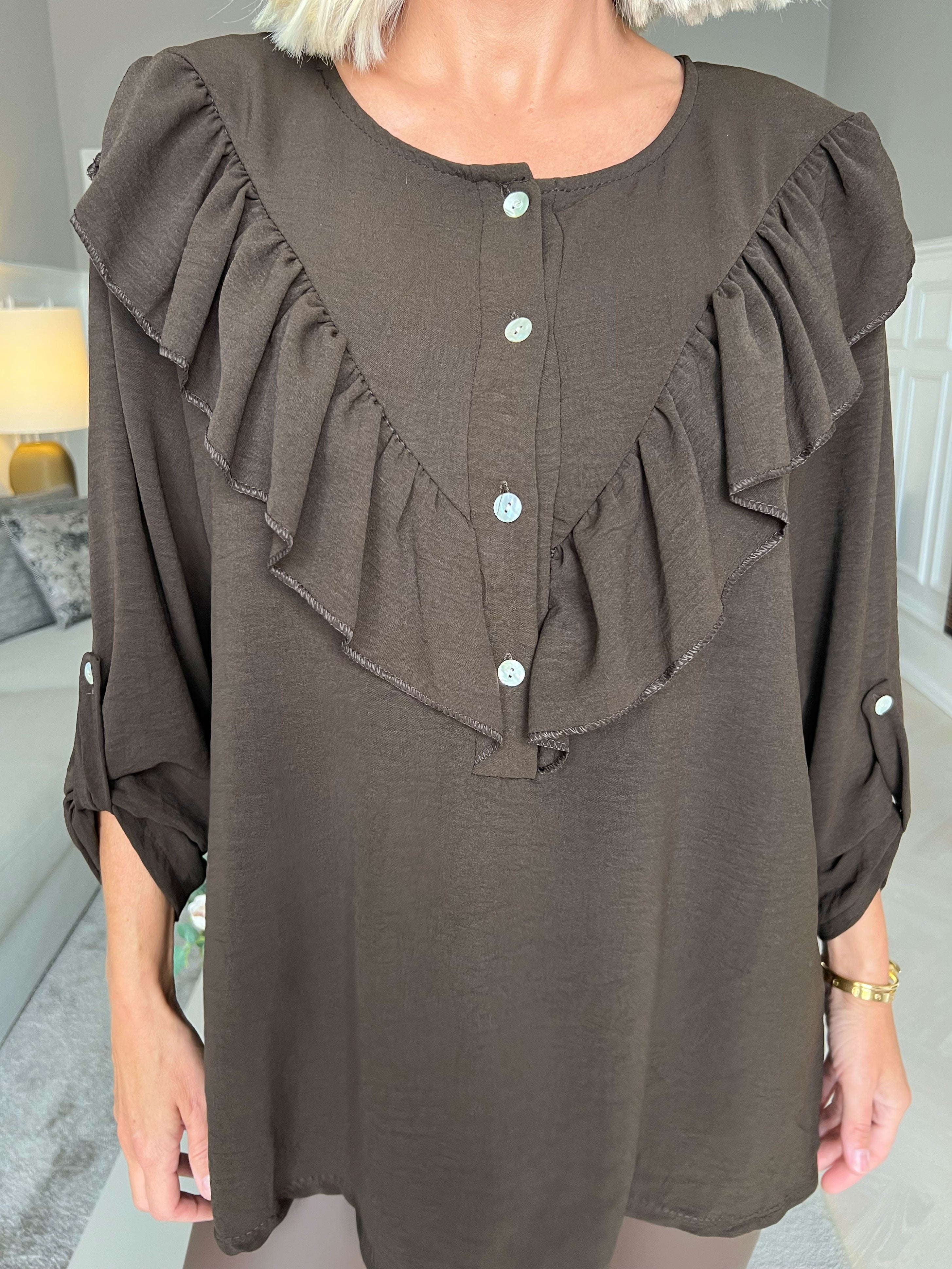 Nicola - Söt blus med volanger och knappar